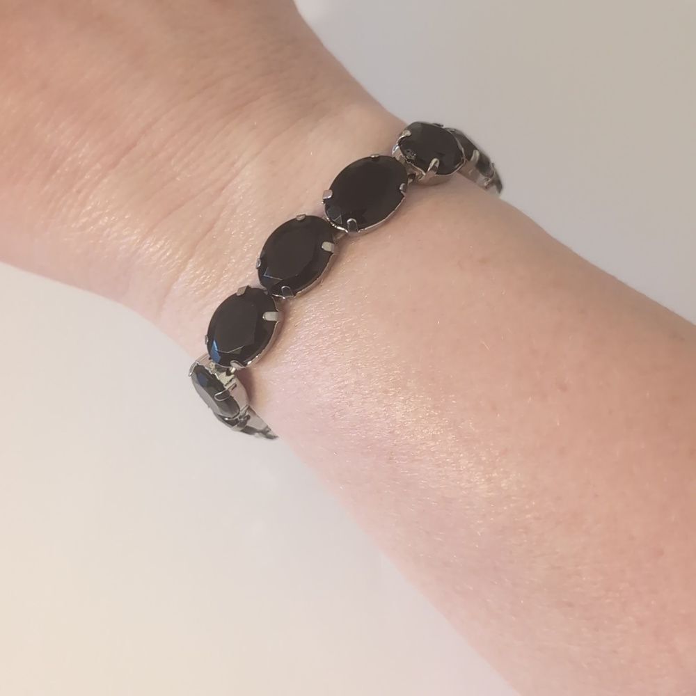 742 Silver with Black Faceted Stones Oval Link Beaded Stretch Bracelet‎